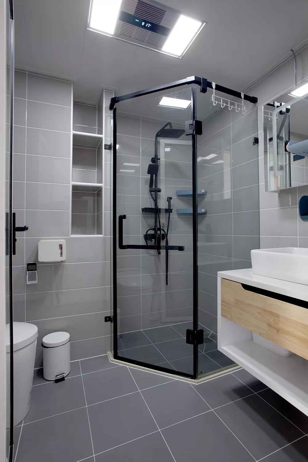 卫生间以灰色为主基调，干湿分离完整，适当的照明点缀让整体空间更加明亮。