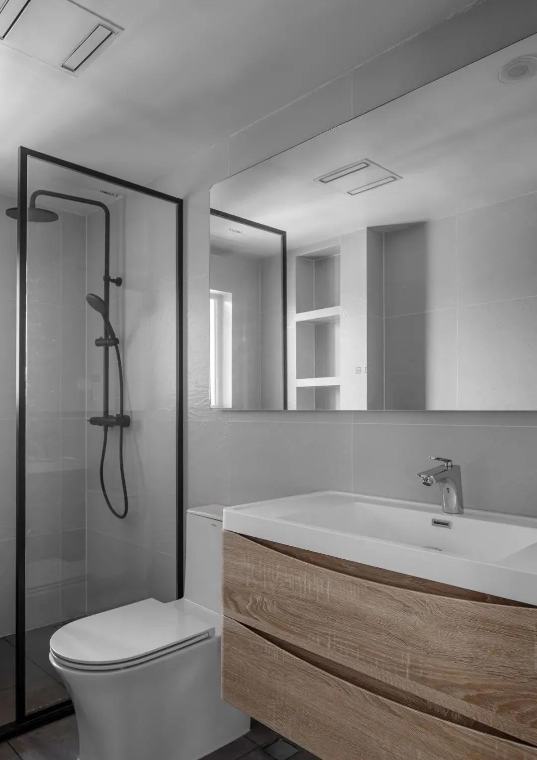 卫生间以白色色调为主，给人舒缓的空间氛围，干湿分离提高了空间层次。