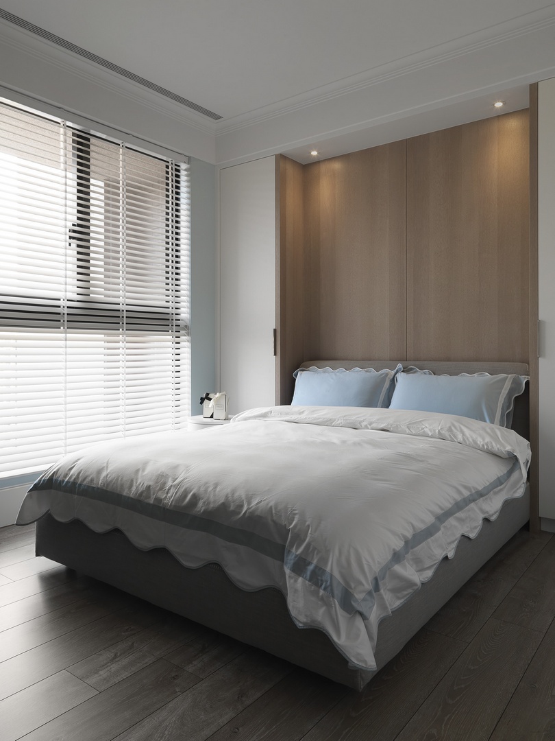 侧卧背景墙既美观又实用，空间温馨感得到提升，蓝色软装凸显的气质更显高级。