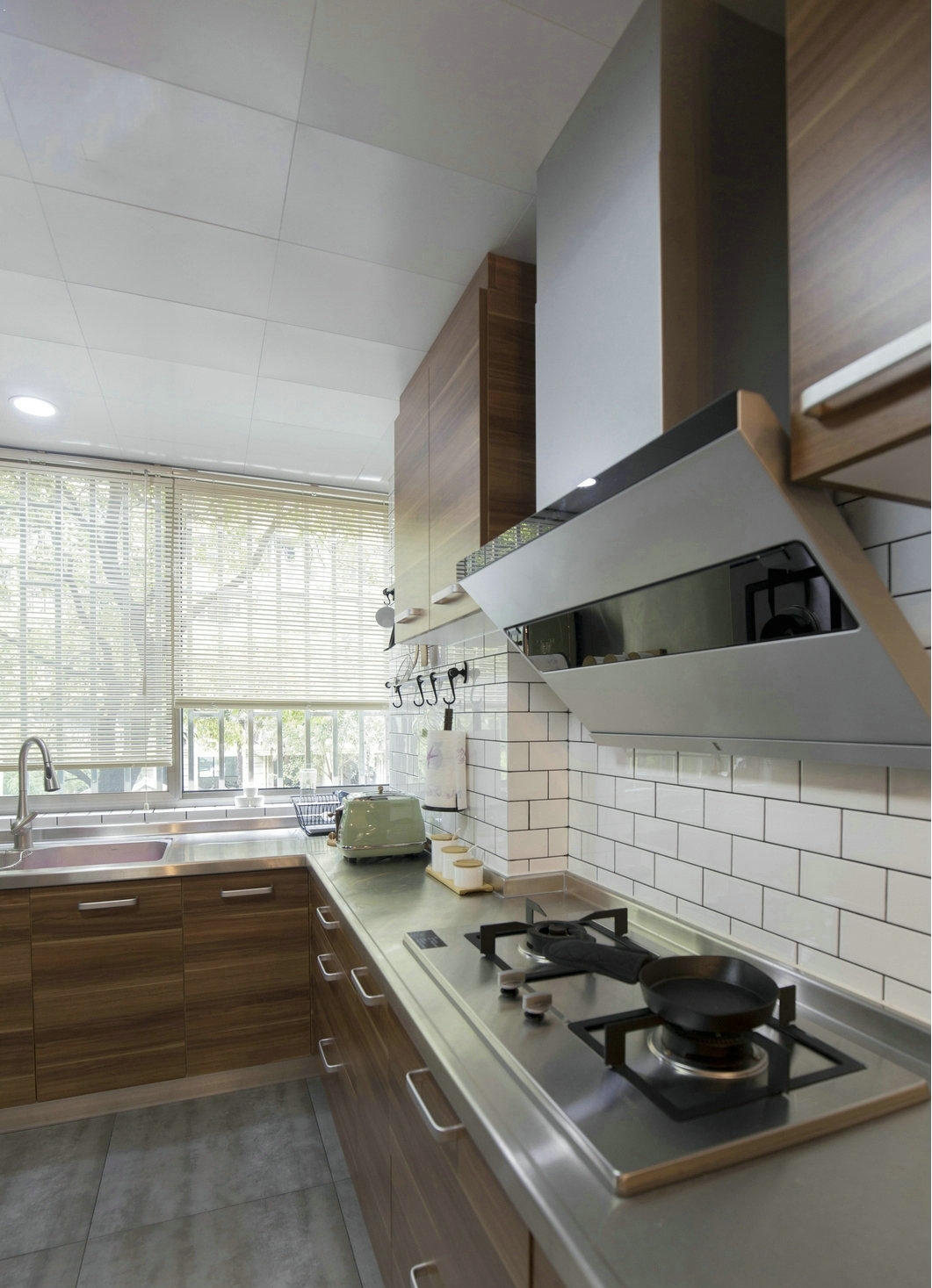 厨房使用了开放式结构，显得更加宽敞，洁白色瓷砖做了黑色美缝，搭配深棕家具更显复古气质。