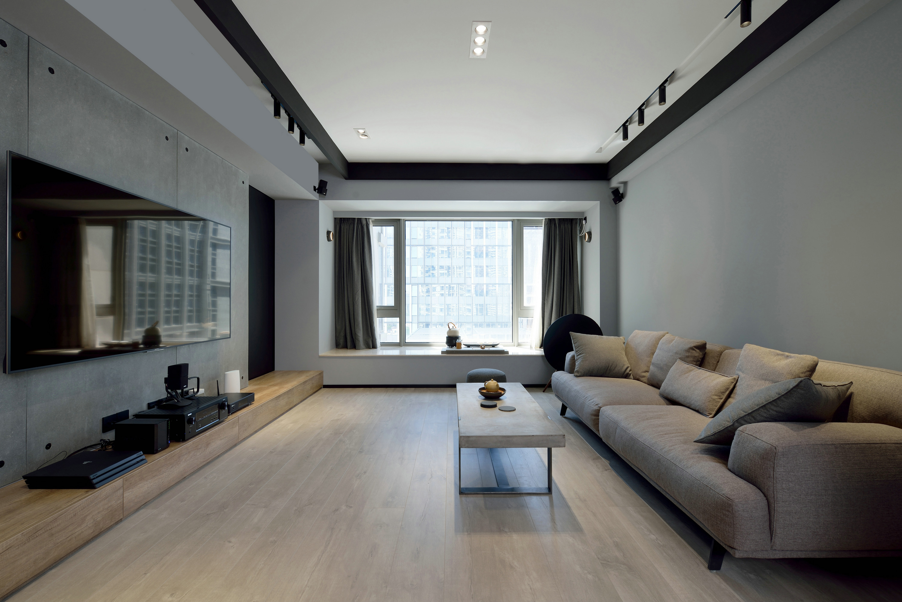 客厅布艺沙发塑造空间轮廓，地面木纹砖的温馨质地提升了空间的舒适感。