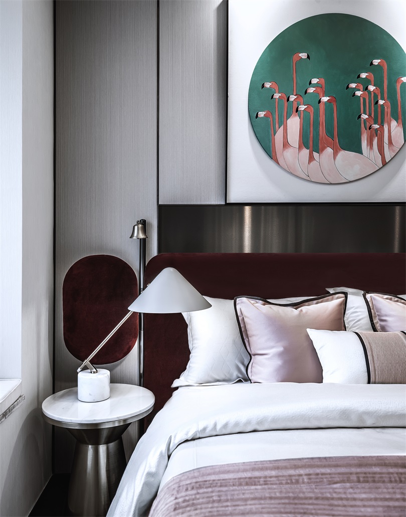 错落有致的墙面装饰，配以粉白色床铺搭配，令次卧空间更有层次感。