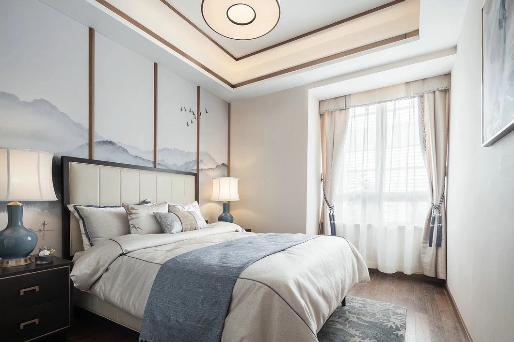 主卧以白色为主调，结合原木质色搭配设计，使卧室空间简洁通透。