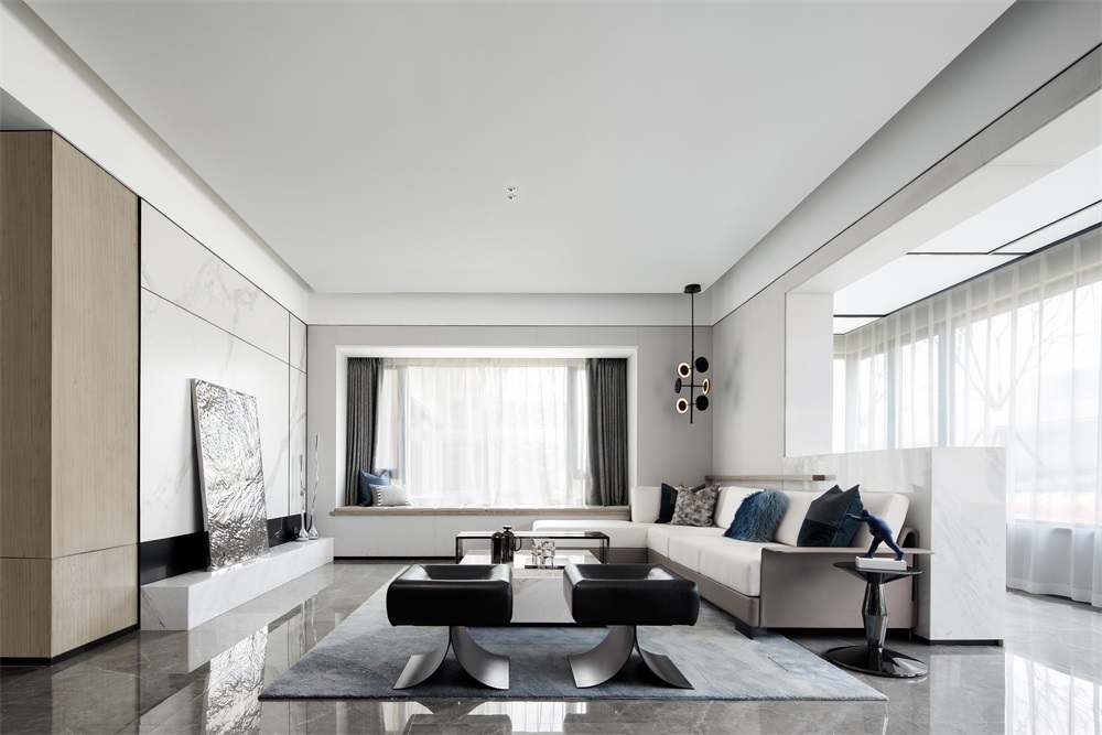 客厅坐拥大量采光，家装设计以白色为主，视觉效果呈现出静谧质感。