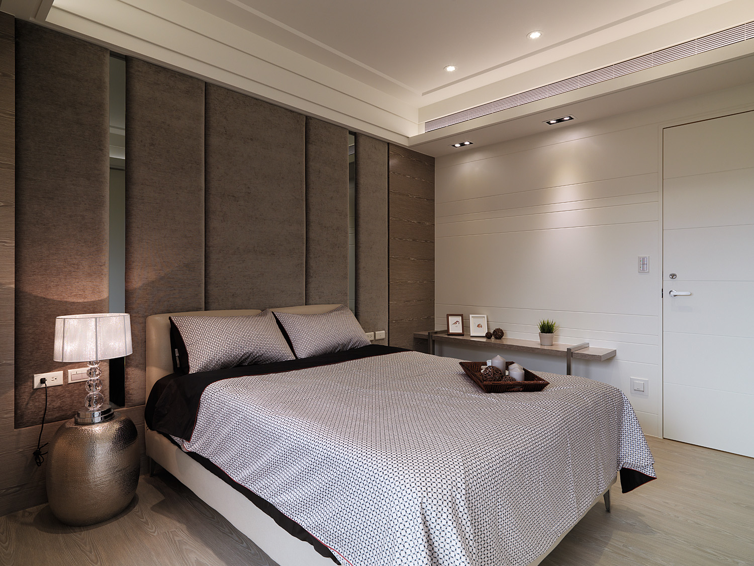主卧设计非常简洁大气,融入了很多现代化元素,背景墙乱中有序,格调