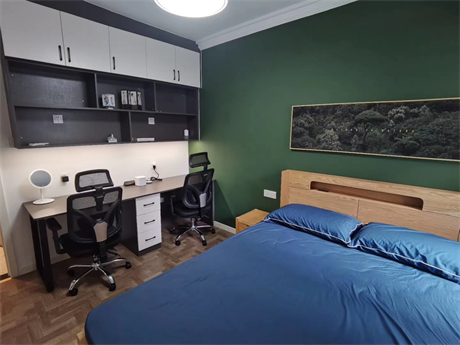 卧室背景墙渲染为绿色，搭配木色床头与蓝色床品，让卧室空间显得更加安静。