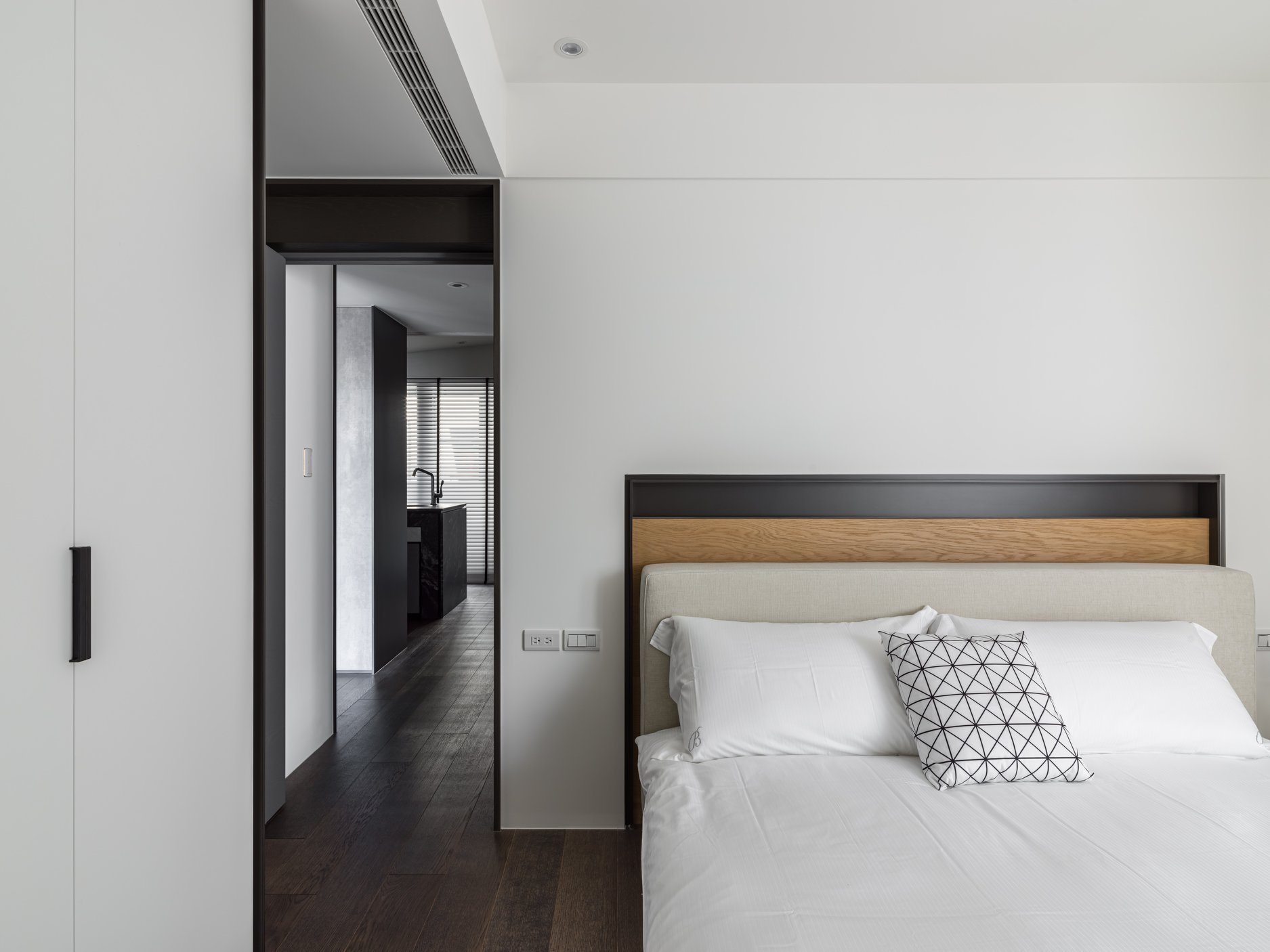 白色背景墙中，水平层面融入木质元素点缀，使室内空间别具一格。