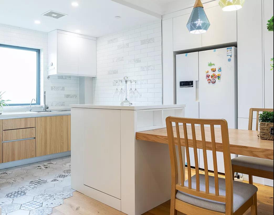 为了让空间更实用，餐厅和厨房衔接式设计，细节的处理提升了空间利用率。