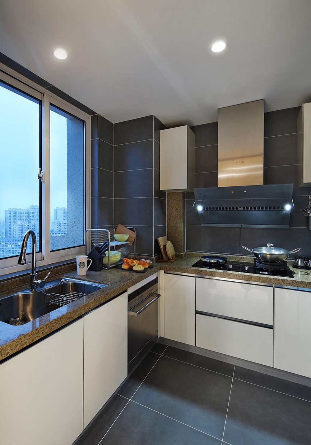厨房以白色为基调，白色橱柜搭配咖色背景墙，呈现了一个雅致不失格调的烹饪空间。
