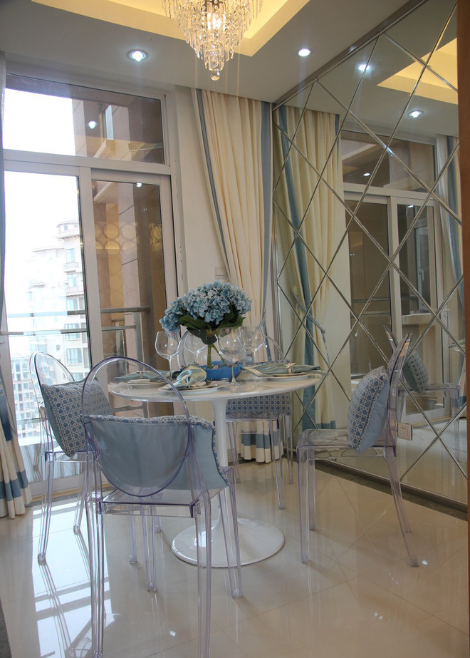 餐厅饰以玻璃镜面，让空间显得更加宽敞，在这样的餐桌用餐，心情也会很好。