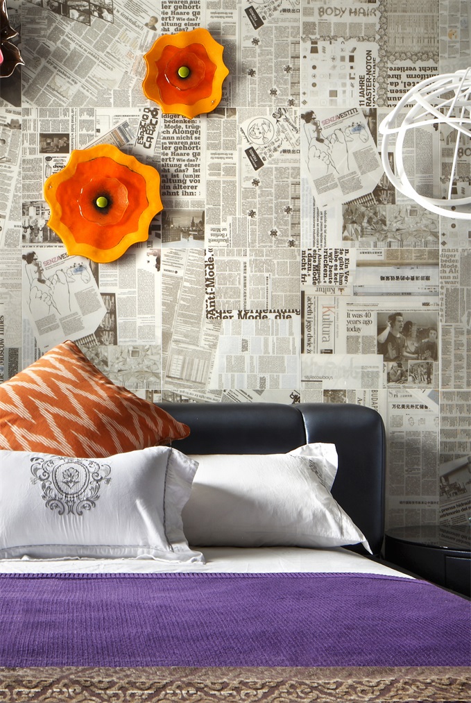 卧室背景墙复古气息浓郁，搭配亮色床品，营造出华贵雅致的室内氛围。