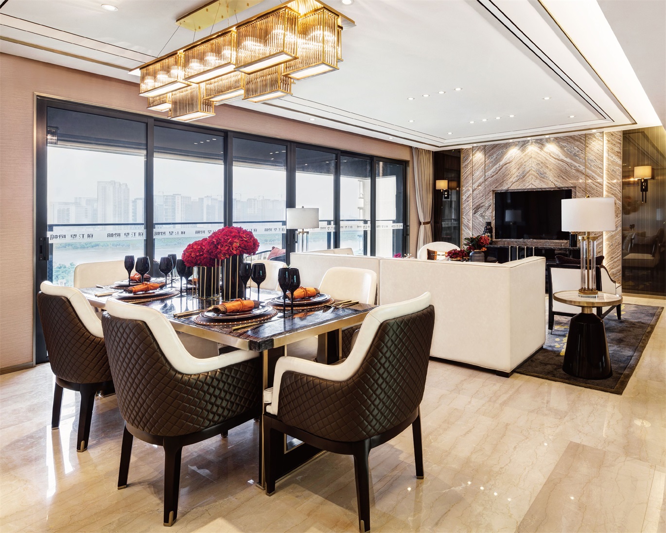 餐厅整体色调以低饱和色调为主，餐椅边缘设计为白色，放在空间中不显沉闷。
