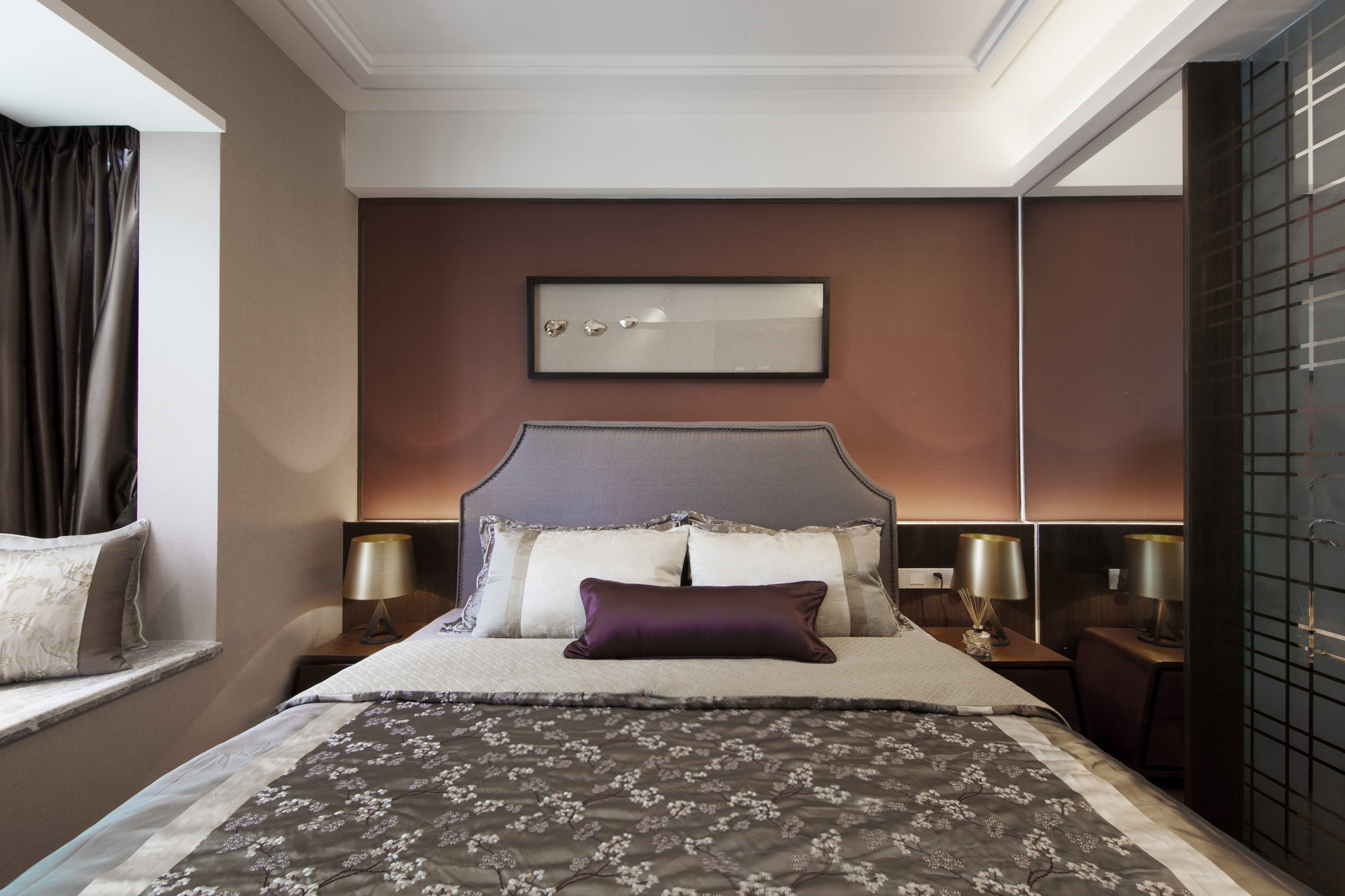圆润的墙面配色配以雅致床头造型，令主卧空间颜值与舒适兼具，营造出浪漫氛围。