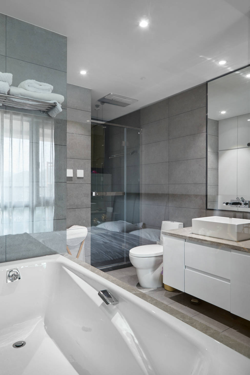 卫生间使用灰色为背景，白色解决在空间中显得更加明亮，整体效果干净简洁。