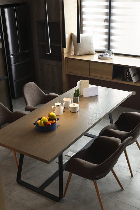 四人座餐桌椅以木色调为基准，增加了视觉上的重点，形成温润细腻的用餐氛围。