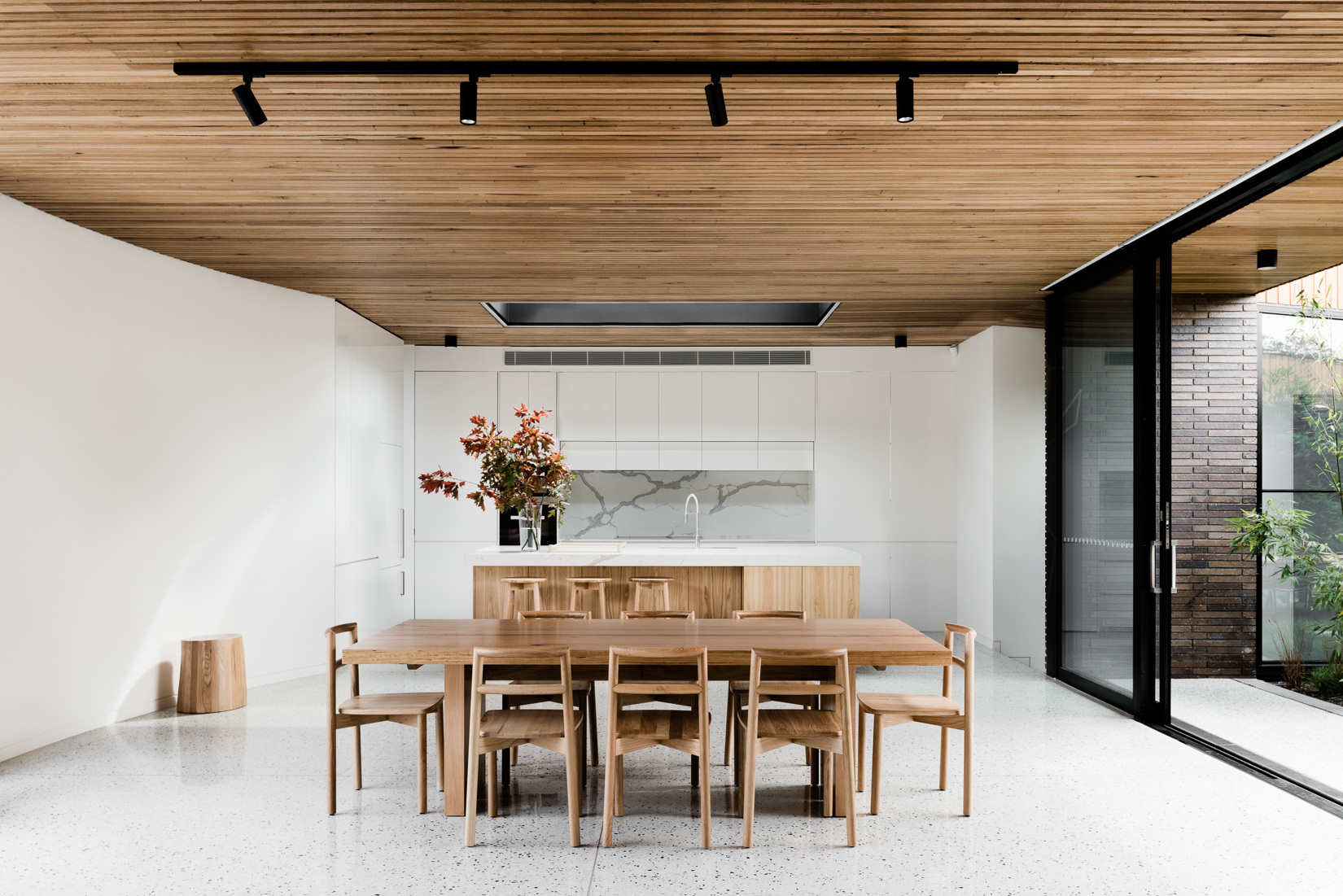 厨餐一体化设计，原木家具与白色背景搭配，视觉利落，让空间更显高级化。