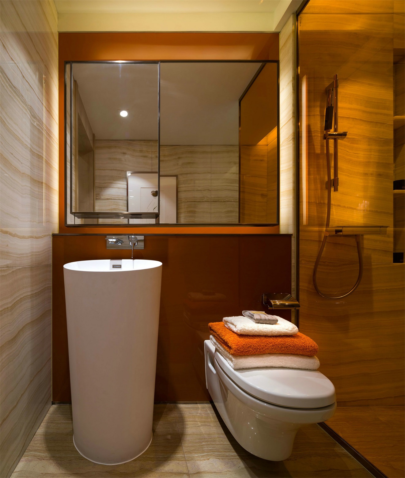 卫生间华丽感十足，通过色彩和材质本身的奢华质感，打造出洁净明亮的卫浴空间。