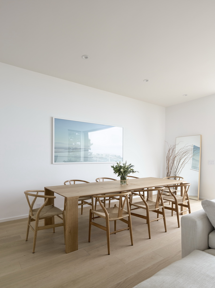 餐厅顶面与墙面设计朴素，木质基调的餐桌椅朴素简约，简约美感扑面而来。