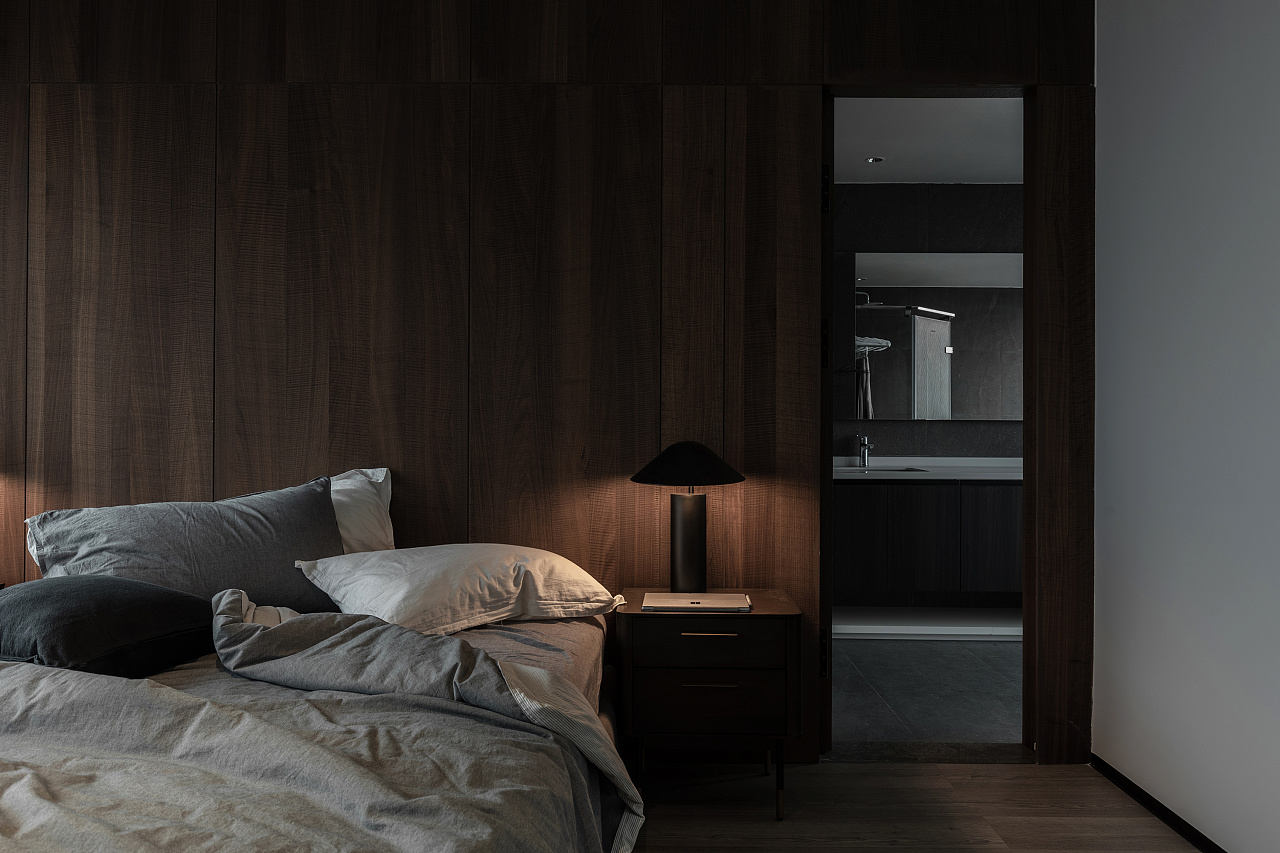 设计师充分利用空间和不同元素，设计创作出一个独特的卧室环境。