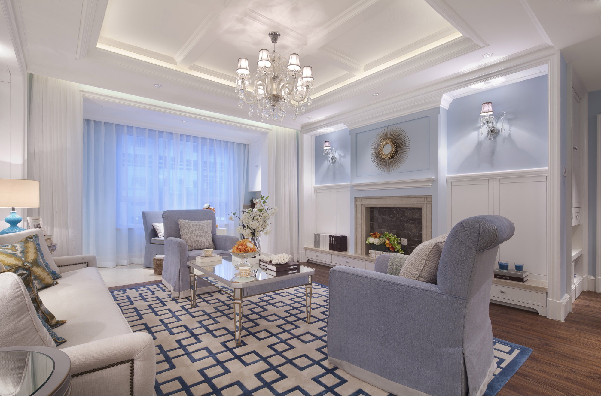 客厅中放置着清晰线条的白色皮质转角座沙发，整个贞洁简约之感。