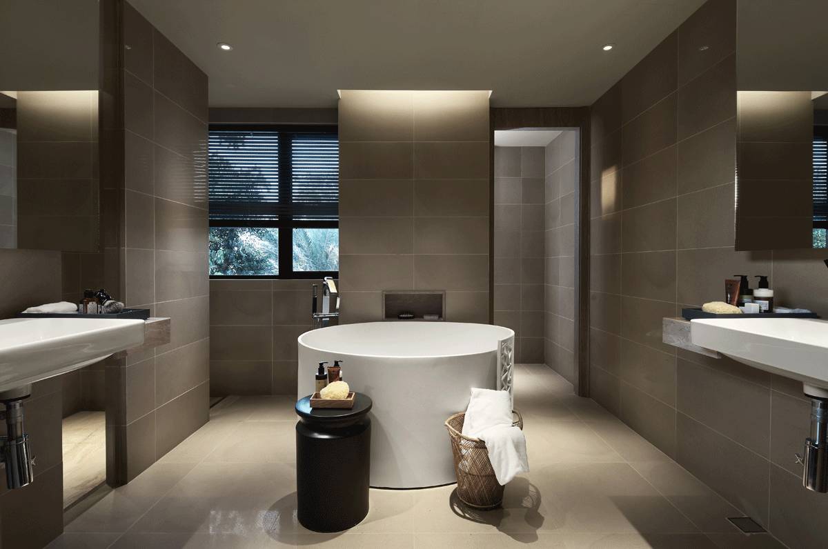 卫浴间以咖色为主，呈现出简约的视觉观感，加上灯光的照耀，静谧高贵的空间气息油然而生。