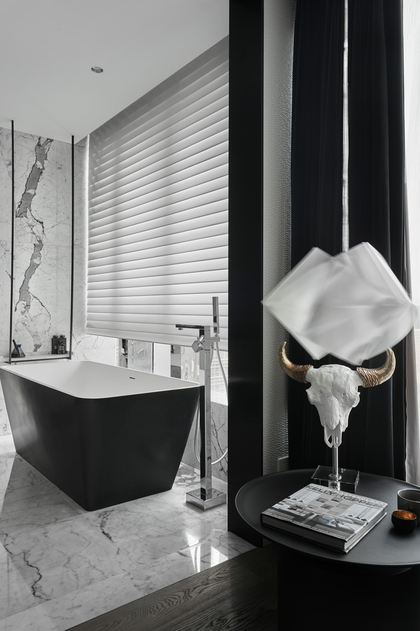 浴室沿用黑白配色，给人以视觉上的扩张感，黑白浴缸使整体氛围更精致。