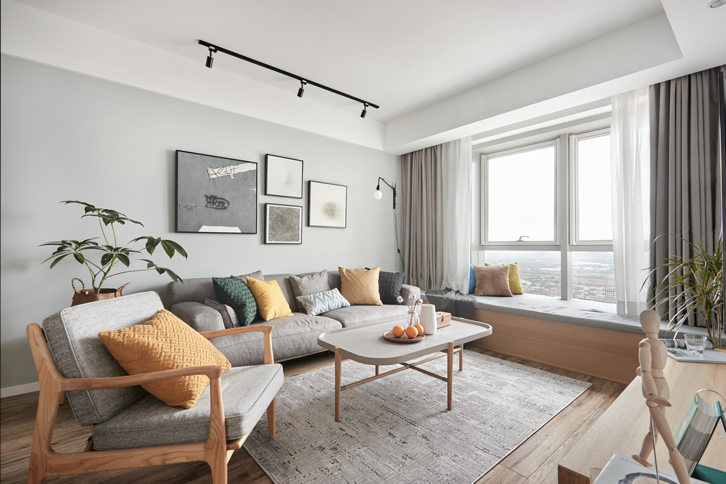 客厅以北欧风格装修，在空间大面积加入灰色质感，让空间显得更加简洁而明亮。