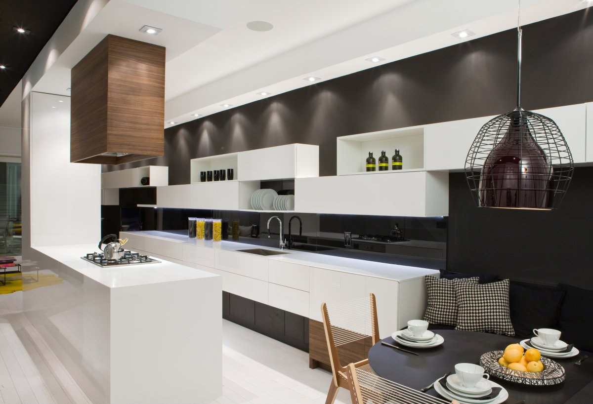 厨房设计层次感分明，深色背景搭配白色橱柜，彰显出优雅的现代质感。