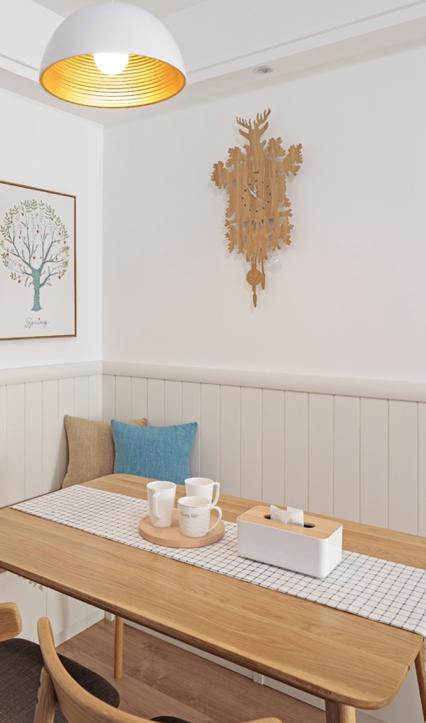用餐区卡座设计，底部做收纳，提高高空间利用率。墙上立体壁画色调和桌椅保持一致，造型立体。