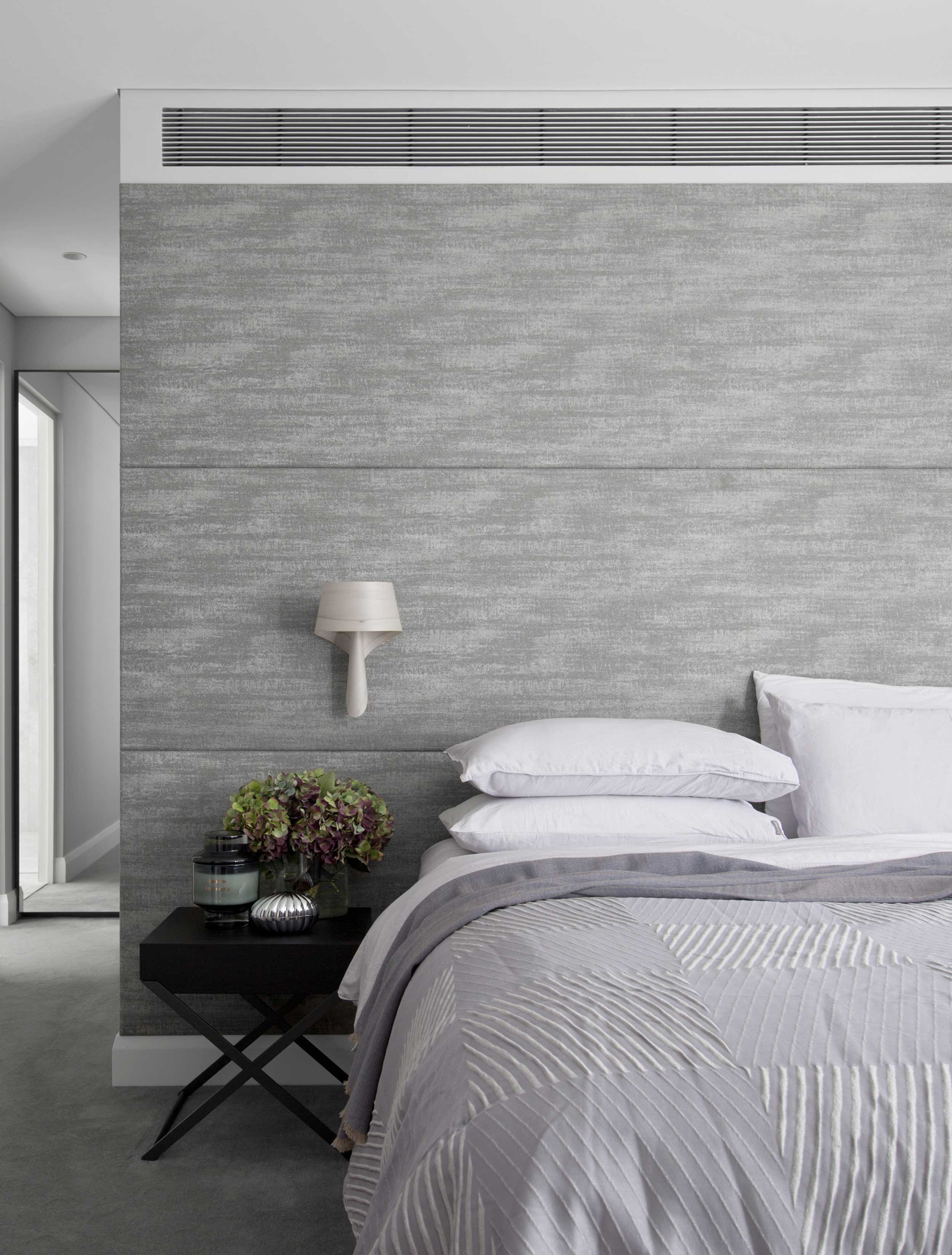 次卧采用灰白配色，空间格调雅致，家具造型简单，感性与活力并存。