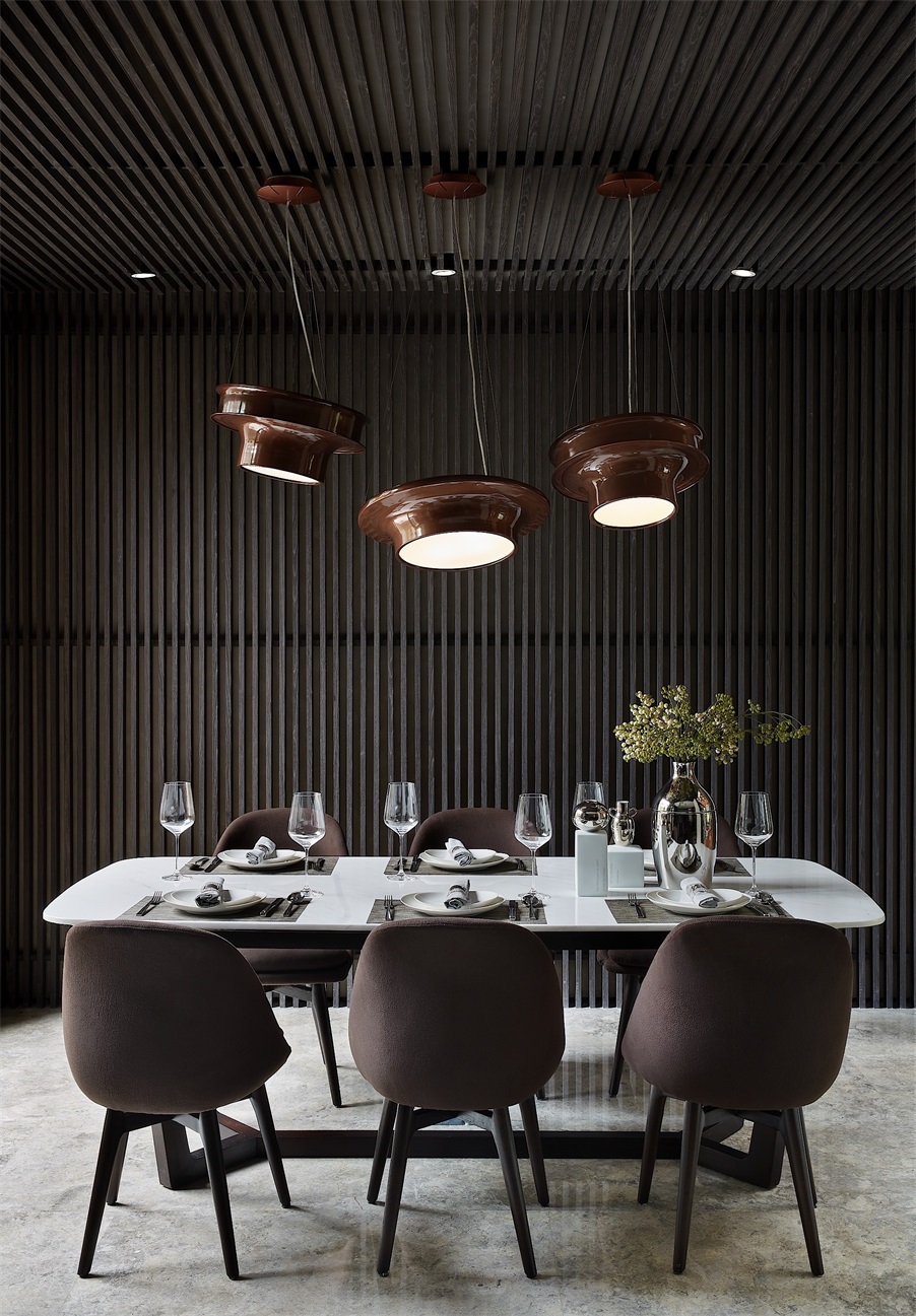 餐厅沿用黑色立面打造，餐桌椅令空间充盈着时尚韵律，灯具带来前卫的视觉观感。