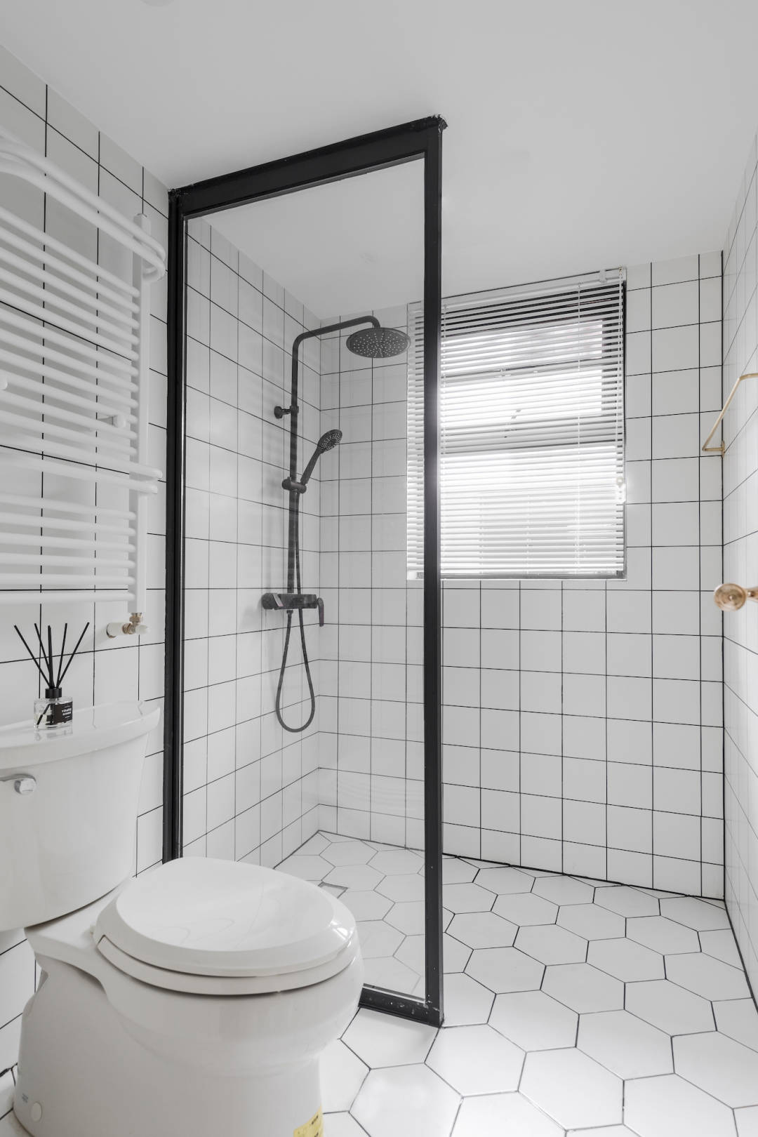 浴室的设计融入了白色的洁具，黑白配色的对比，让空间显得不再单调。