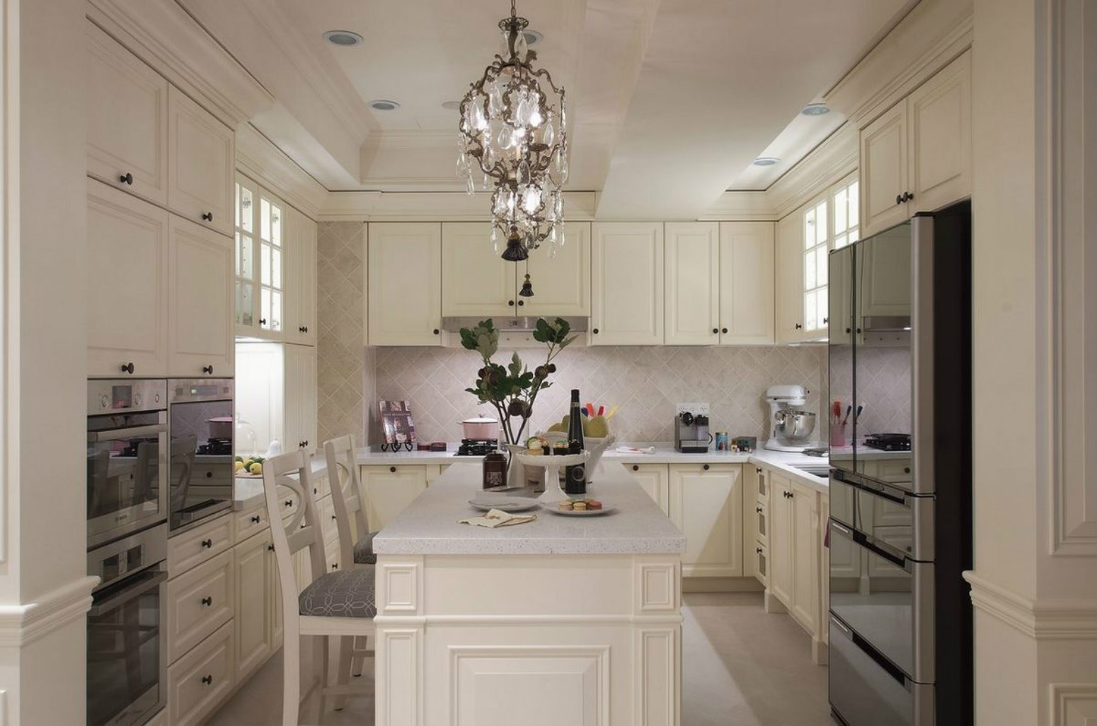 厨房以白色为主题，搭配岛台设计在空间中，令烹饪环境更加通透舒适。