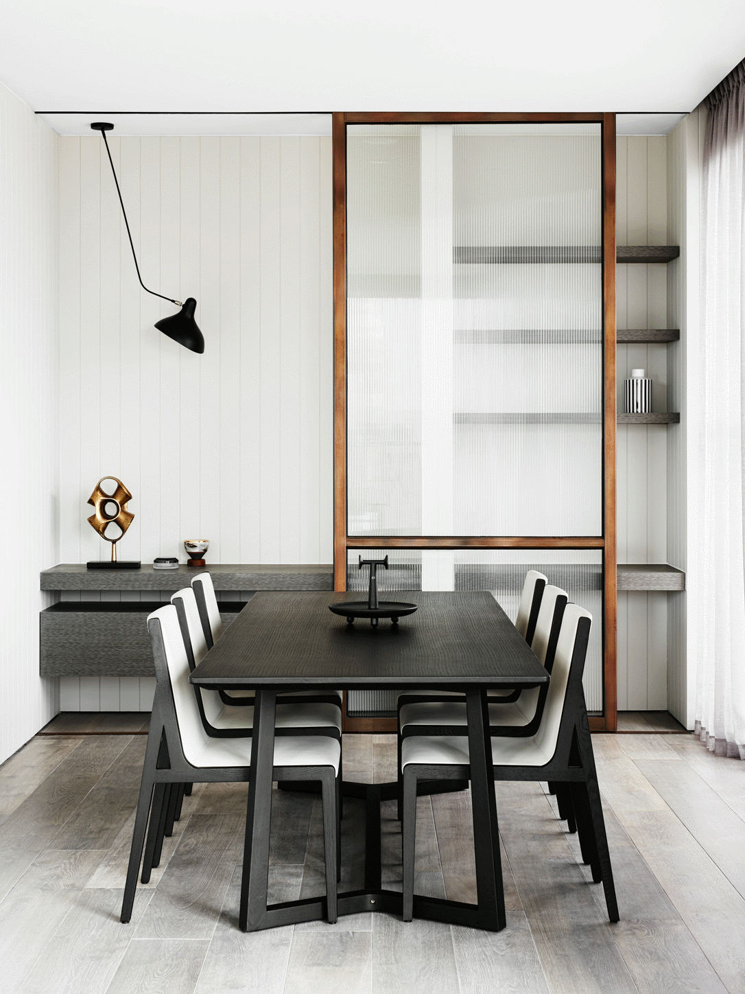玻璃隔断的设计让整个空间瞬间温柔了起来，也增加了餐厅空间的功能。