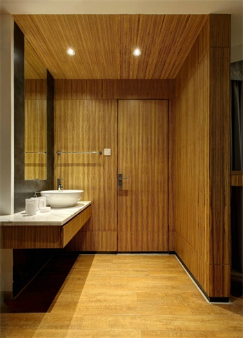木质调的卫浴空间整洁美观，洗手台悬空式设计，避免了卫生死角，方便打扫。