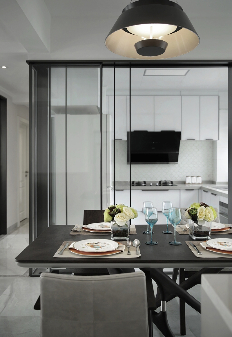 厨餐空间以黑白搭配为主，白色橱柜配色简单，让空间更加端庄而精致。