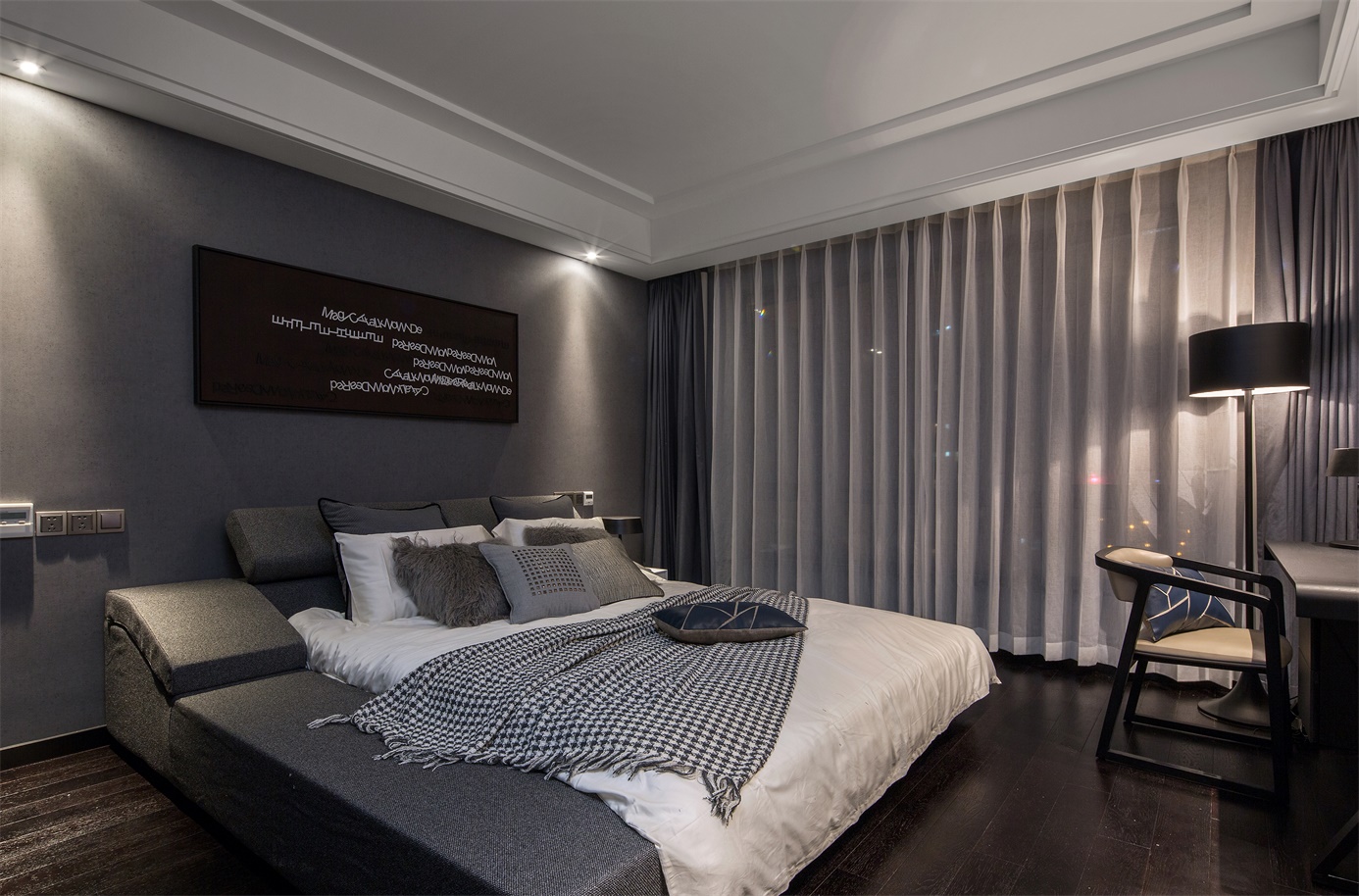 黑色纯色背景墙打造了一个具有层次感的睡眠空间，沙发创设计简单，让家居生活彰显乐趣。