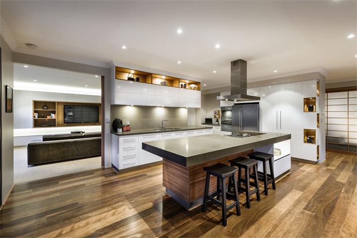 厨房设计大气，白色橱柜搭配木质地板提升了厨房档次，整体设计明亮简洁。