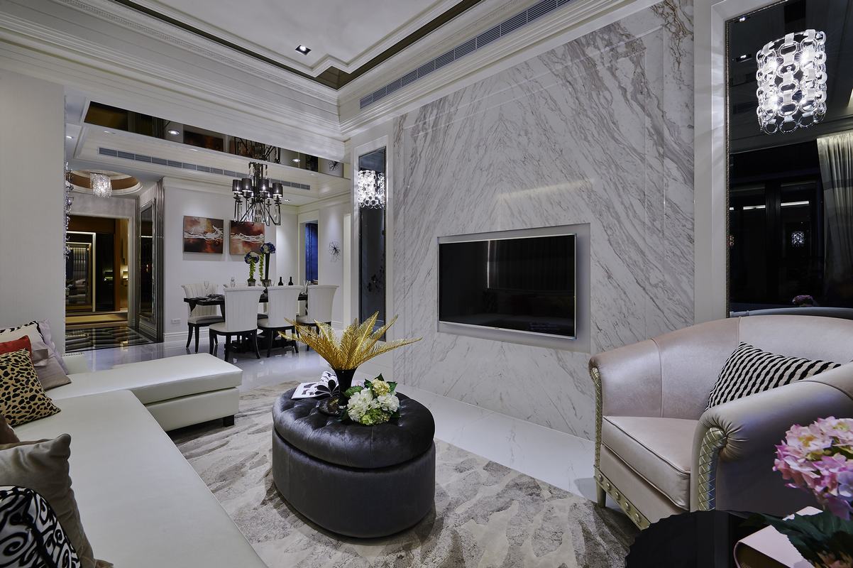客厅以白色为主调，配以欧式皮质家具，步入客厅瞬间就能感受到欧式的空间氛围。