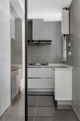 厨房空间面积不大，灰色背景墙搭配白色橱柜，整体效果干净稳重。