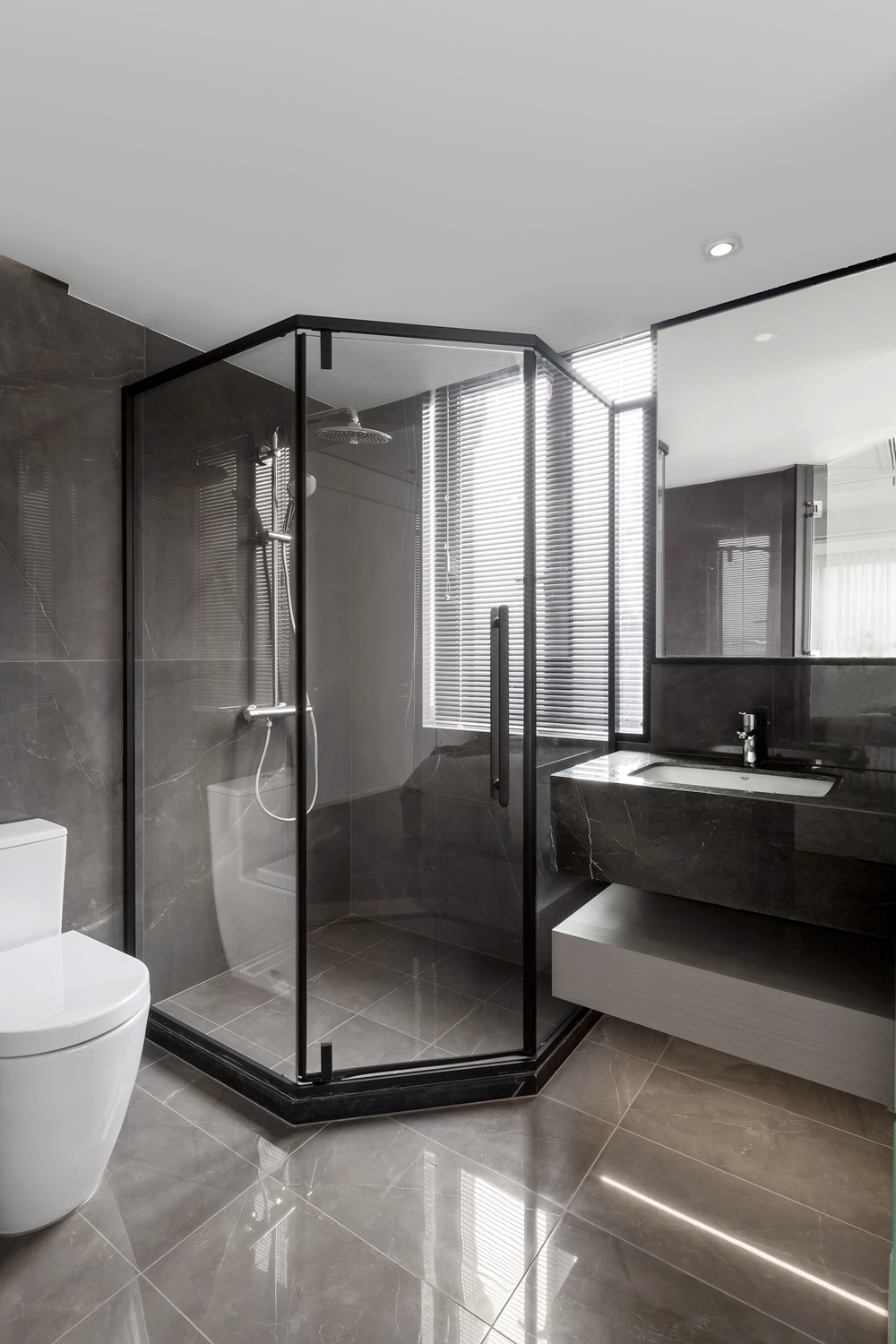 卫浴间在细节的处理和材料的使用上都非常细腻精致，整体品质感很强。