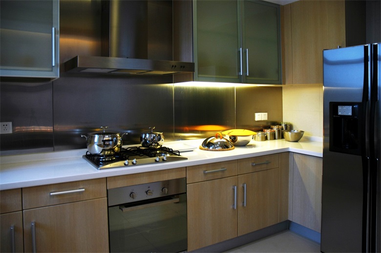 厨房做得比较复古，整个厨房的空间面积还较大，橱柜设计层次分明。