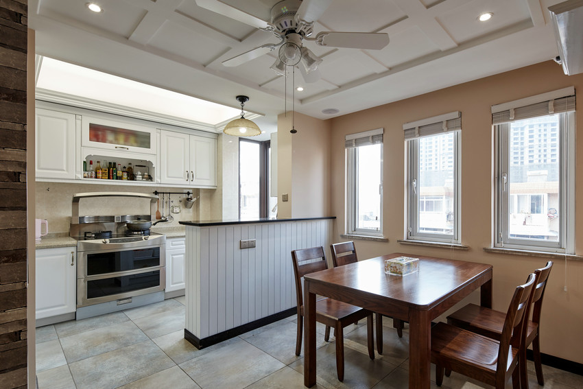 餐厅厨房一体化设计，原木色餐桌椅给人以明朗、温润的视觉观感。