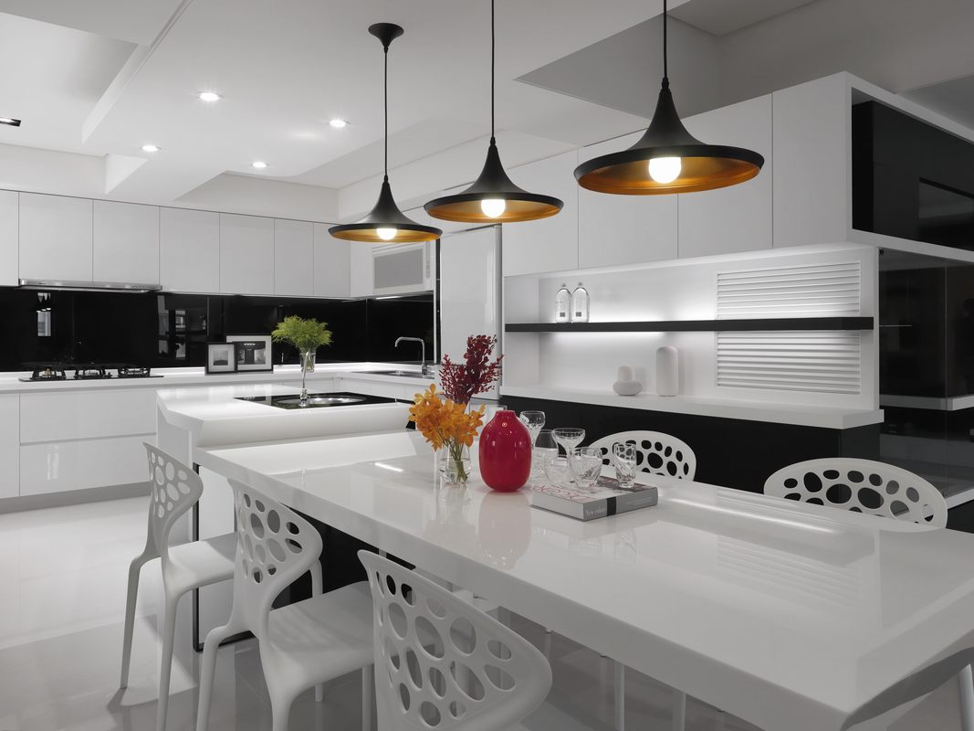 厨房与餐厅相互融合，空间以白色基调为主，添置明亮的暖黄灯光，让空间更具活力与生机。