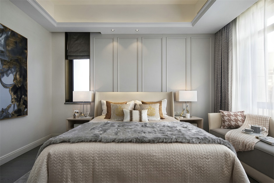主卧设计简洁大方，白色护墙板搭配米色床头，一种温馨感油然而生。