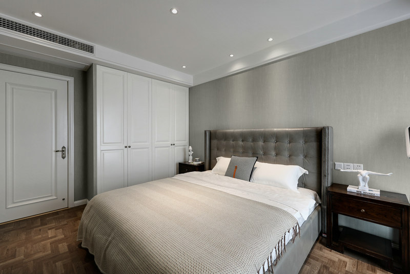 无吊顶设计给卧室空间带来一种视觉延伸感，赋予空间大方而沉稳的基调。