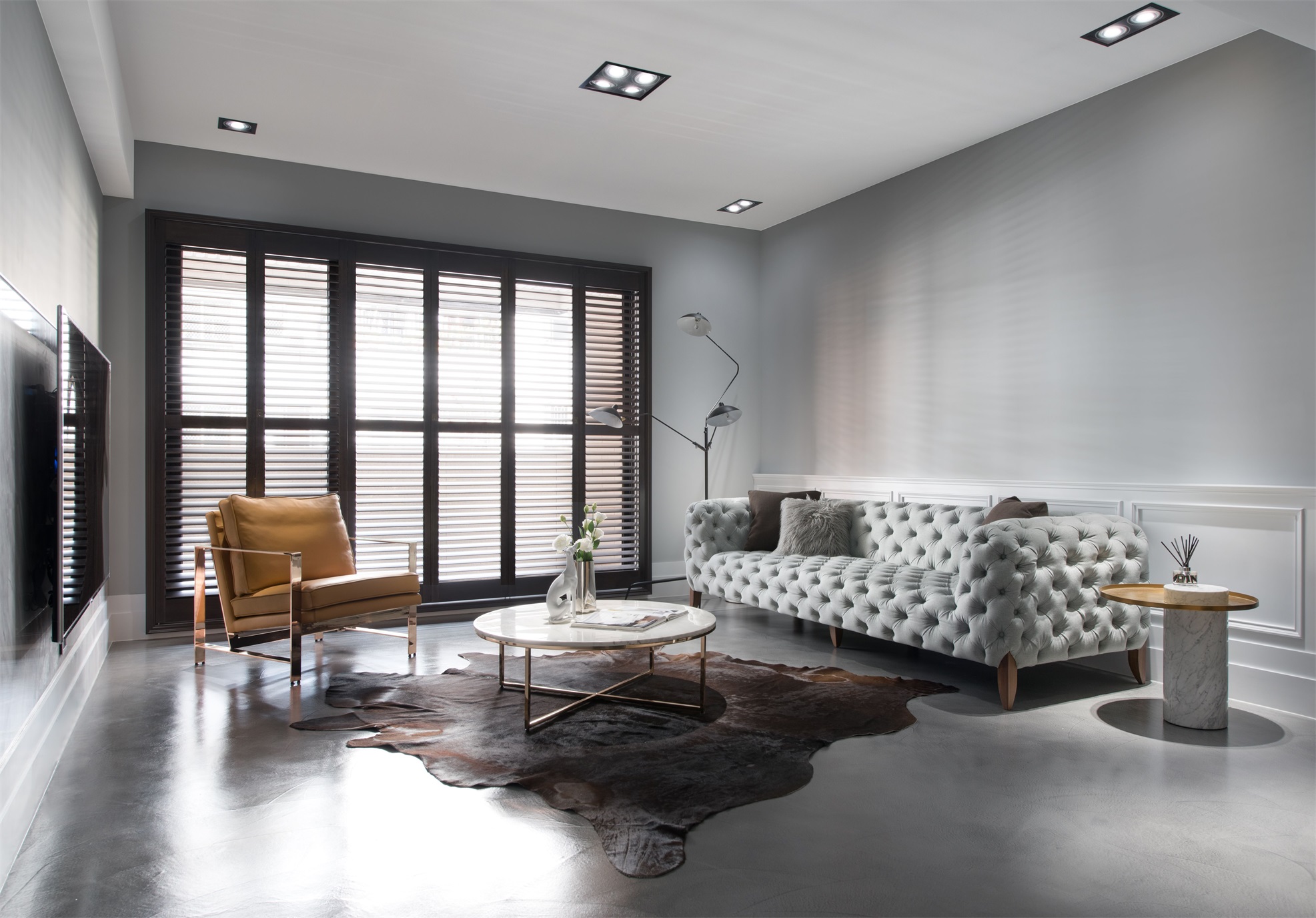客厅大面积使用灰色为背景，搭配浅色家具，扩大了空间感，简约时尚。