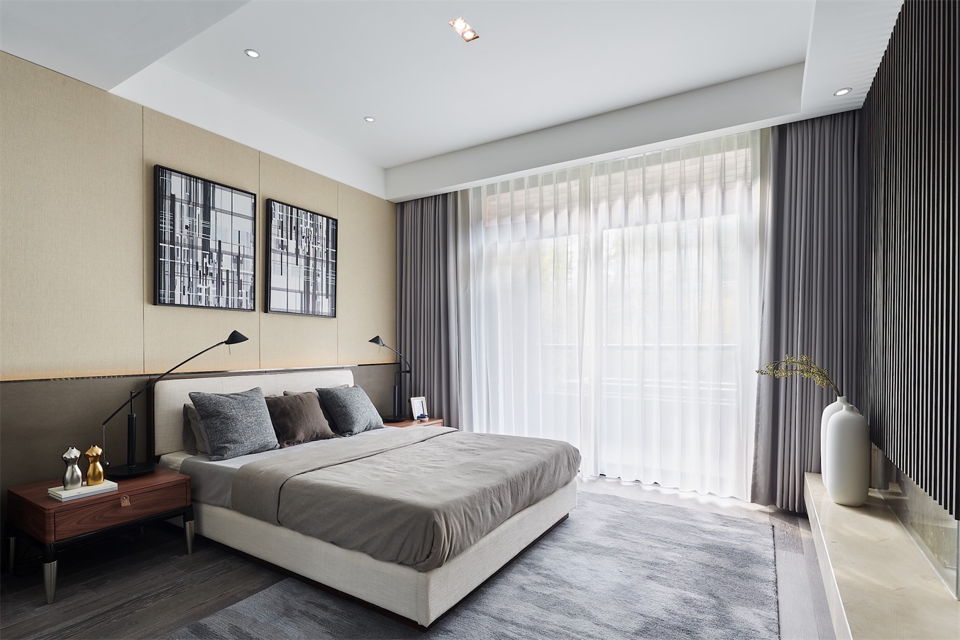 米色作为主卧空间的背景，配以灰色窗帘和冷色床品，诠释出业主举重若轻的生活态度。