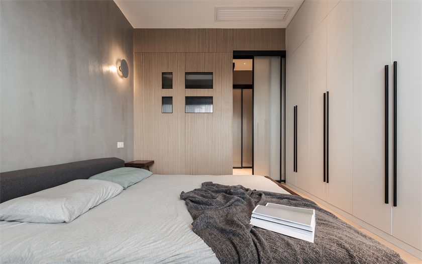 卧室衣柜都采用木质系嵌入式打造，这样既使空间更加明亮，又弱化了空间的局促感。