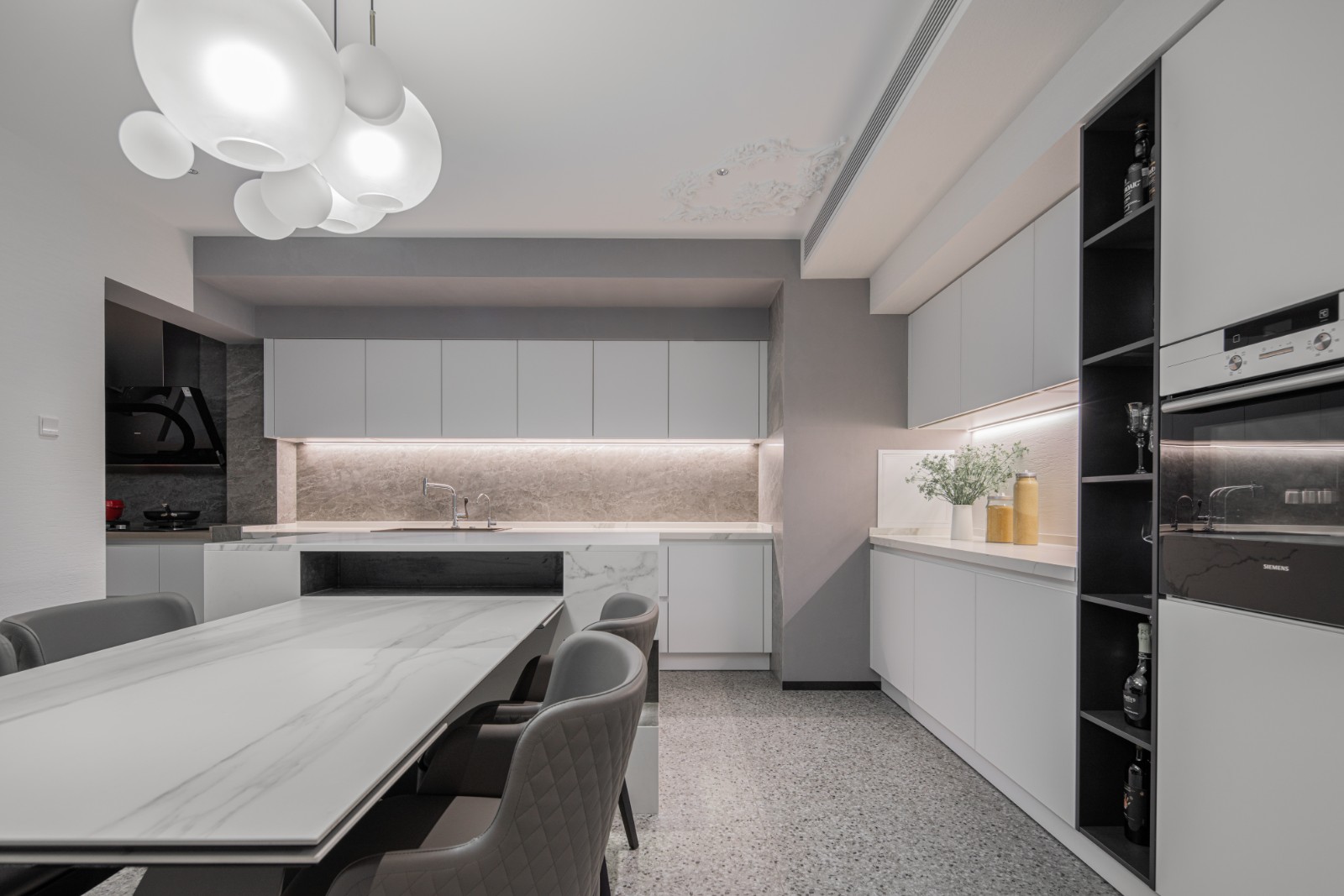 厨房采用白色橱柜设计，中部使用灯带烘托，使空间简洁又有活力。